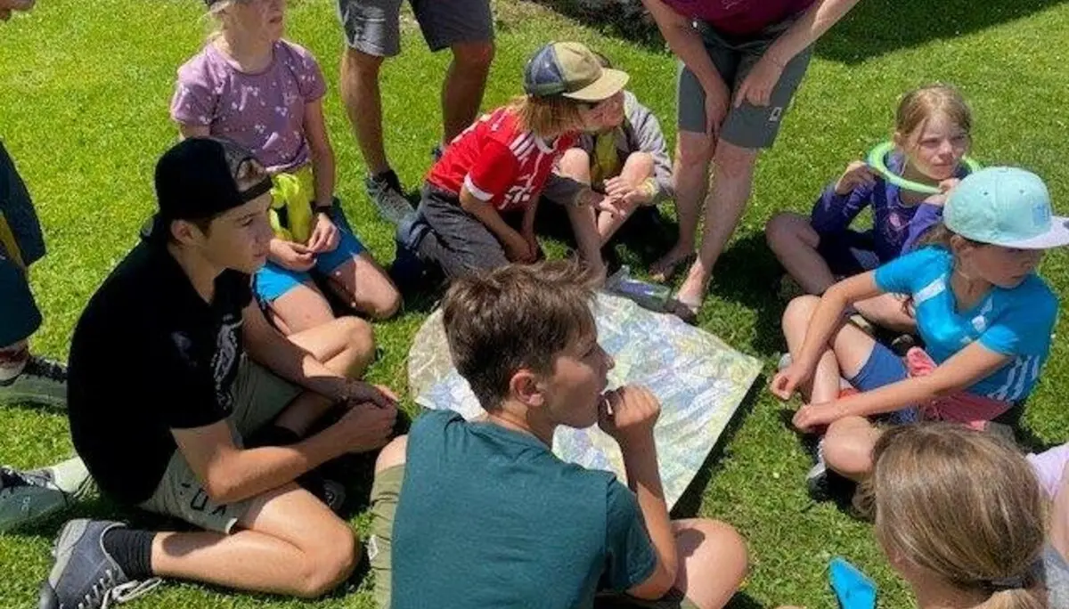 Kinder im Kreis um eine Landkarte | © DAV Pfronten - Familiengruppe