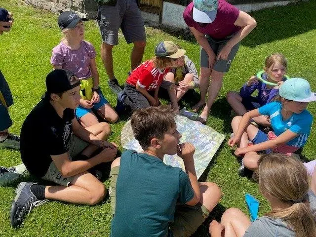 Kinder im Kreis um eine Landkarte | © DAV Pfronten - Familiengruppe