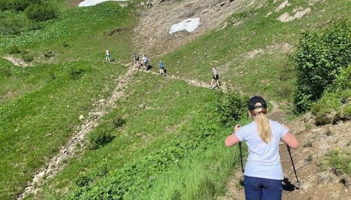 Berghang mit einem querenden Wanderpfad und Menschen, die diesen Bewandern | © DAV Pfronten - Familiengruppe
