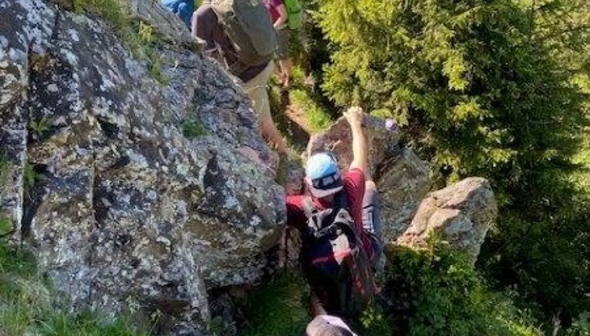 Mehrere Personen klettern eine Kletterpassage herunter | © DAV Pfronten - Familiengruppe