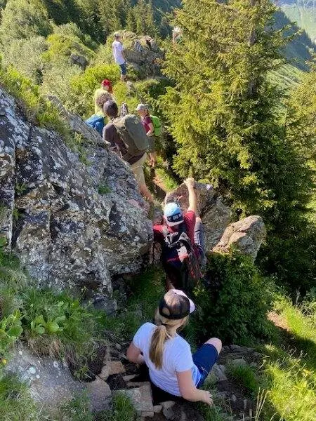 Mehrere Personen klettern eine Kletterpassage herunter | © DAV Pfronten - Familiengruppe