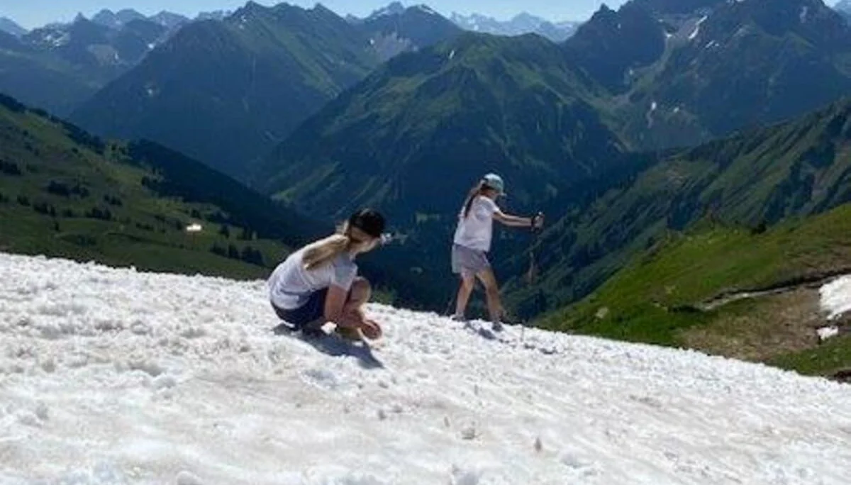 Ein Schneebrett mit spielenden Personen | © DAV Pfronten - Familiengruppe
