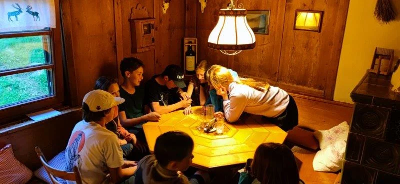 Mehrere Kinder, die an einem Hüttentisch sitzten | © DAV Pfronten - Familiengruppe