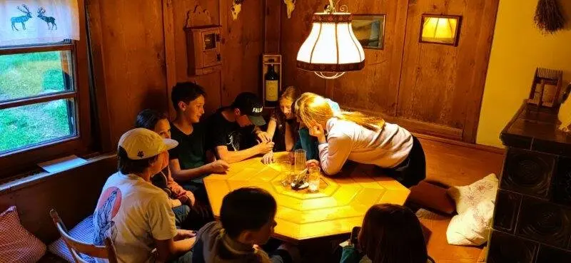 Mehrere Kinder, die an einem Hüttentisch sitzten | © DAV Pfronten - Familiengruppe