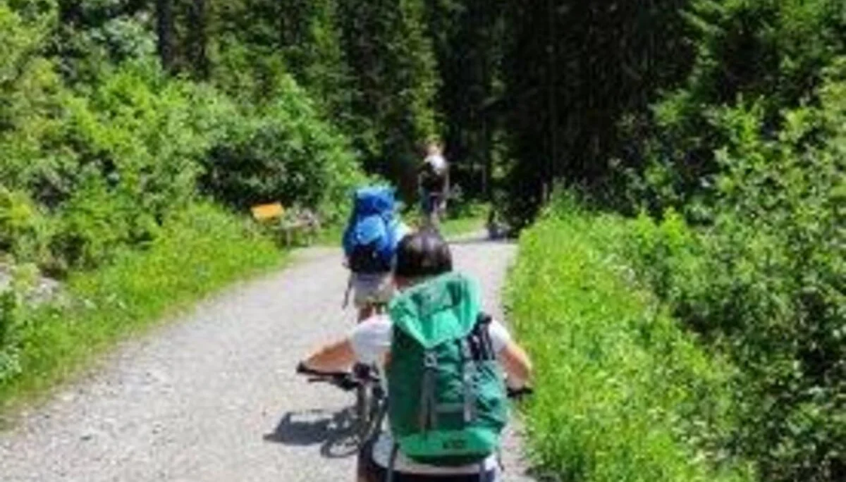 Mountainbike Fahrer in einer Reihe auf einem Kiespfad | © DAV Pfronten - Familiengruppe