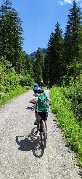 Mountainbike Fahrer in einer Reihe auf einem Kiespfad | © DAV Pfronten - Familiengruppe