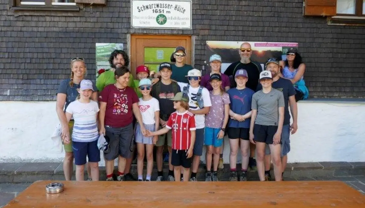Die pfrontner Familiengruppe vor der Schwarzenkopfhütte | © DAV Pfronten - Familiengruppe