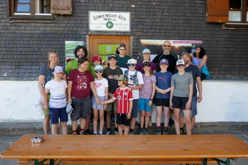 Die pfrontner Familiengruppe vor der Schwarzenkopfhütte | © DAV Pfronten - Familiengruppe