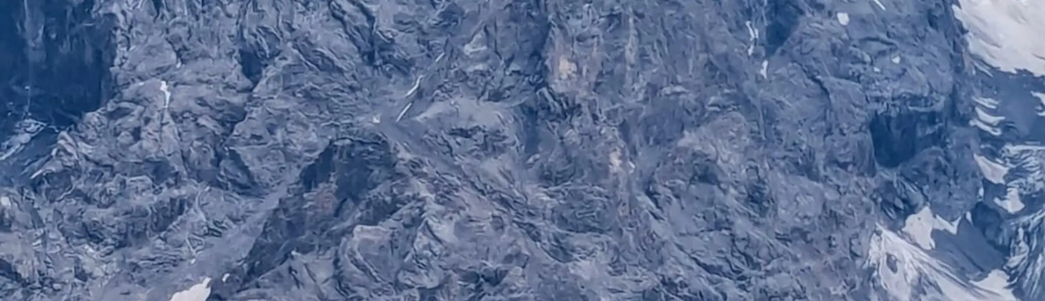 Mountainbiker auf einem Grad.  | © DAV Pfronten