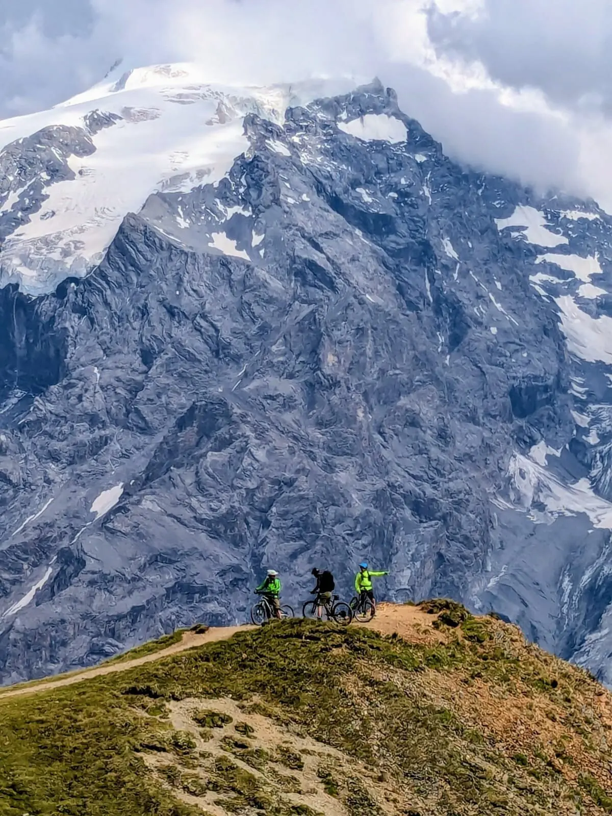 Mountainbiker auf einem Grad.  | © DAV Pfronten