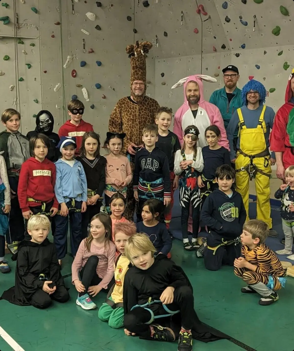 Die Familiengruppe verkleidet beim Kinderfasching in der Kletterhalle | © DAV Pfronten