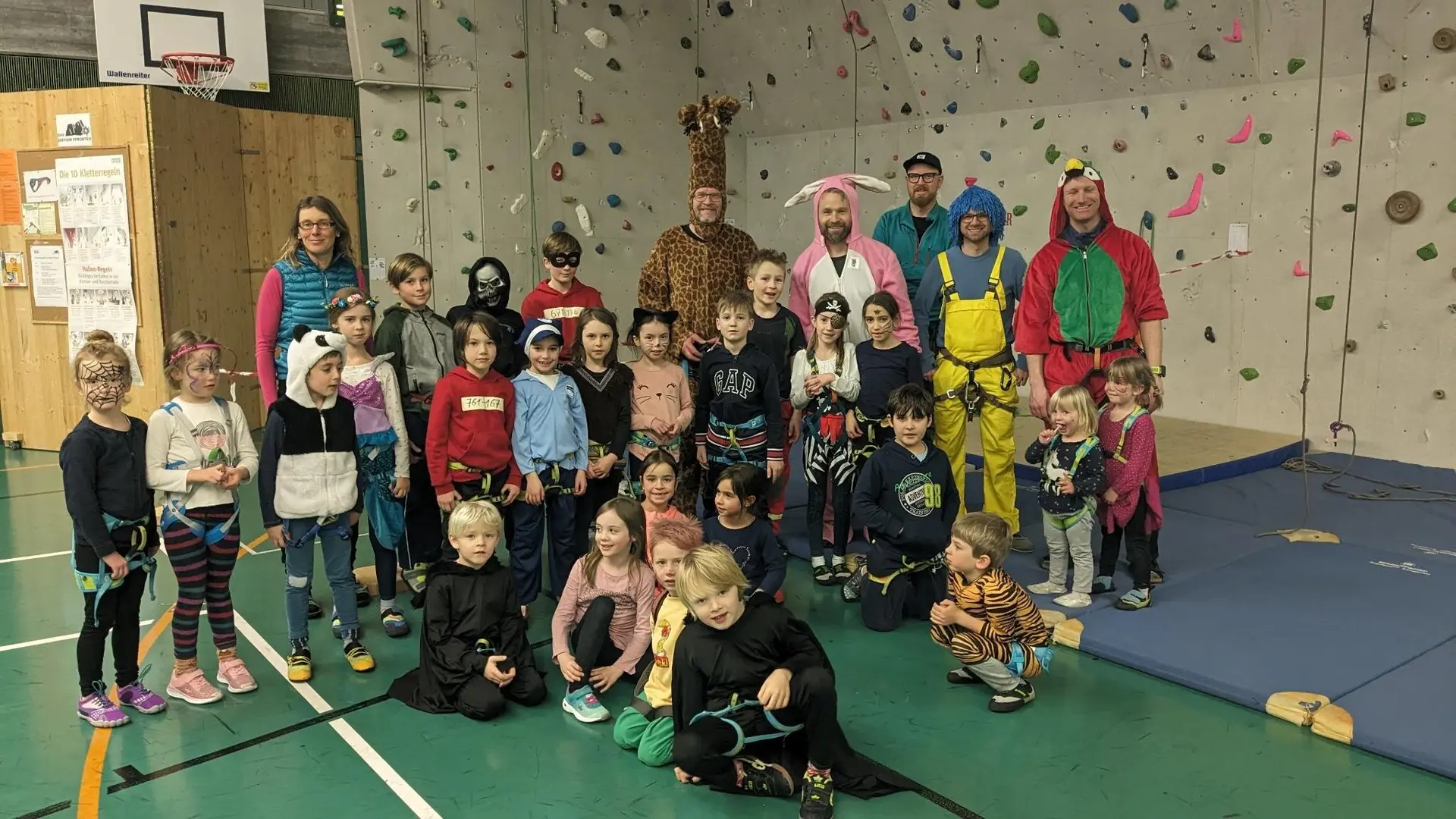 Die Familiengruppe verkleidet beim Kinderfasching in der Kletterhalle | © DAV Pfronten