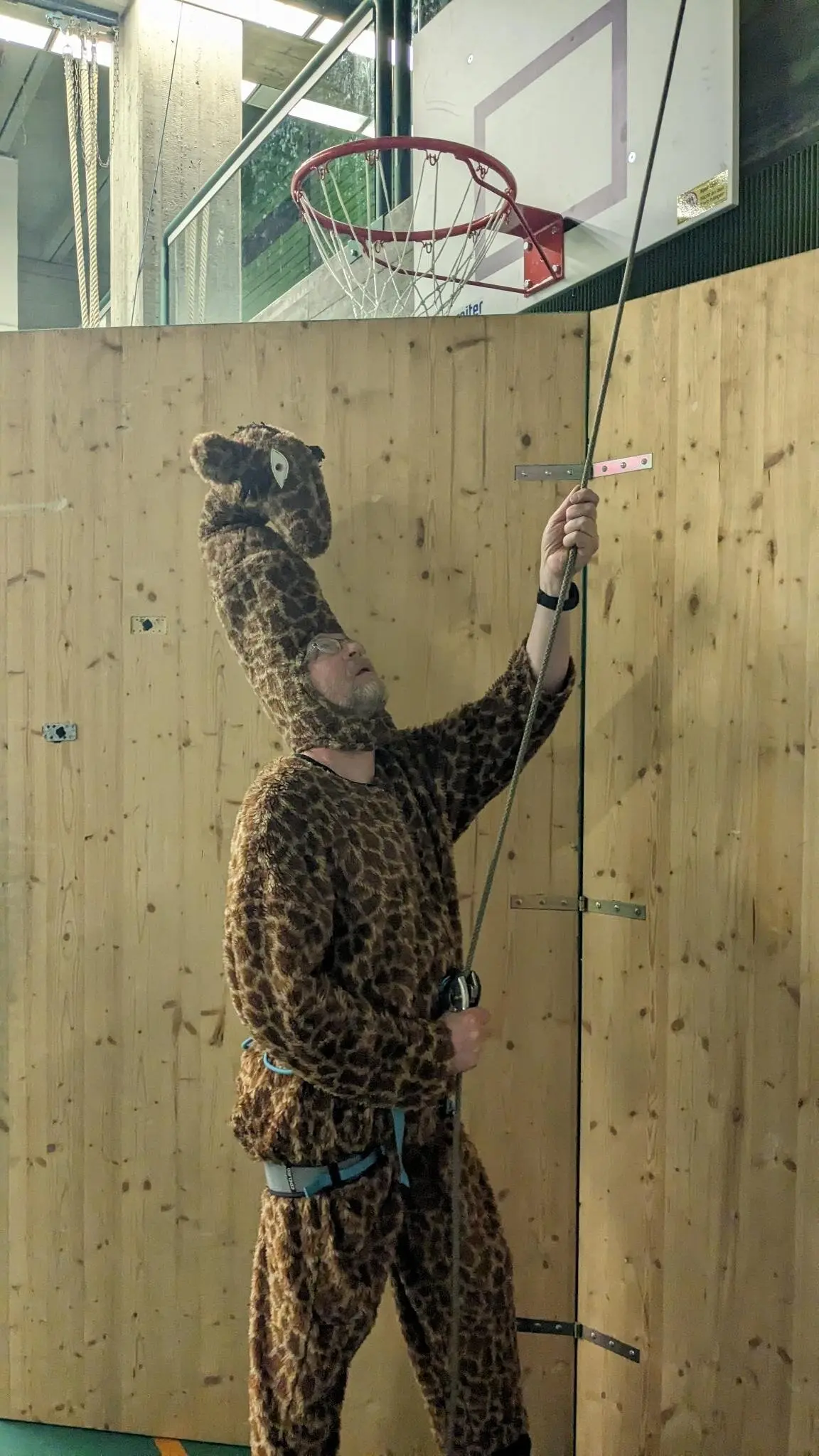 Die Familiengruppe verkleidet beim Kinderfasching in der Kletterhalle | © DAV Pfronten