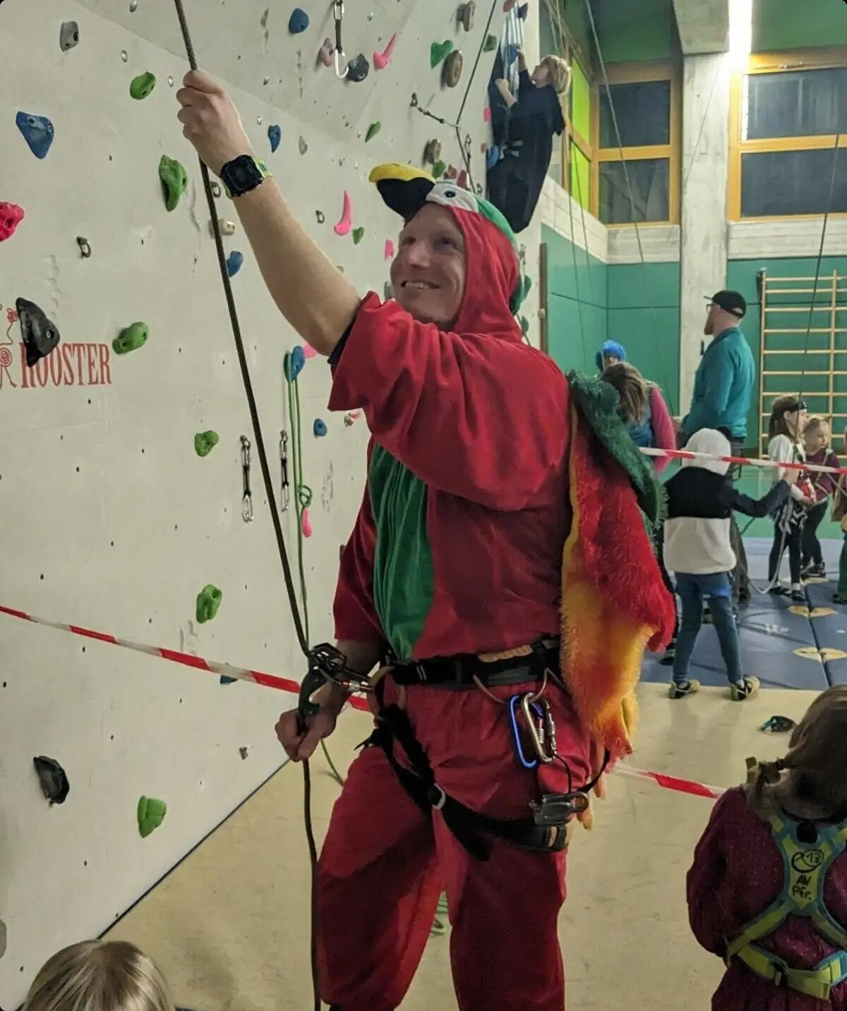 Die Familiengruppe verkleidet beim Kinderfasching in der Kletterhalle | © DAV Pfronten