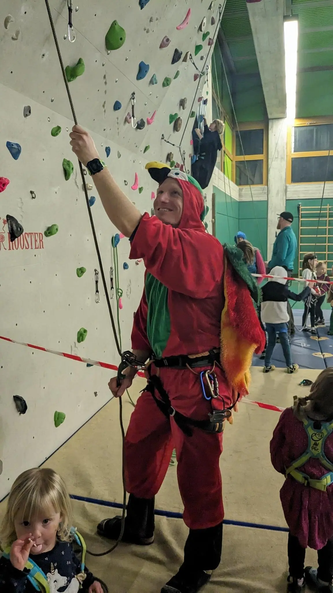 Die Familiengruppe verkleidet beim Kinderfasching in der Kletterhalle | © DAV Pfronten