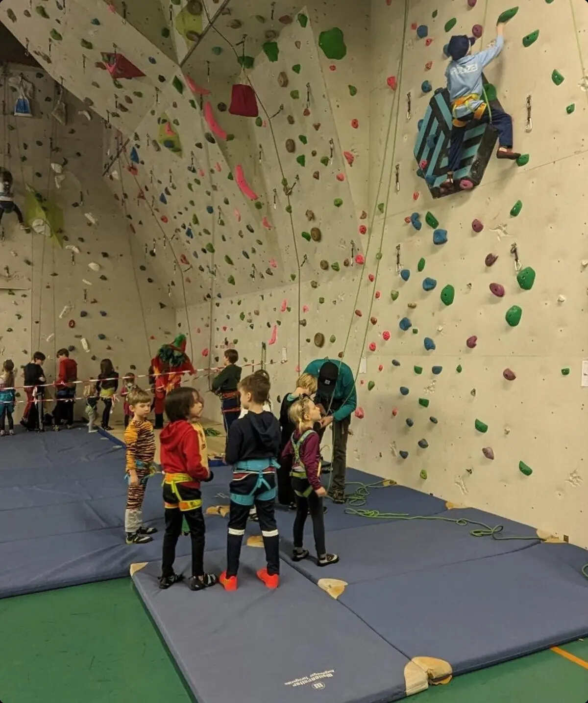Die Familiengruppe verkleidet beim Kinderfasching in der Kletterhalle | © DAV Pfronten