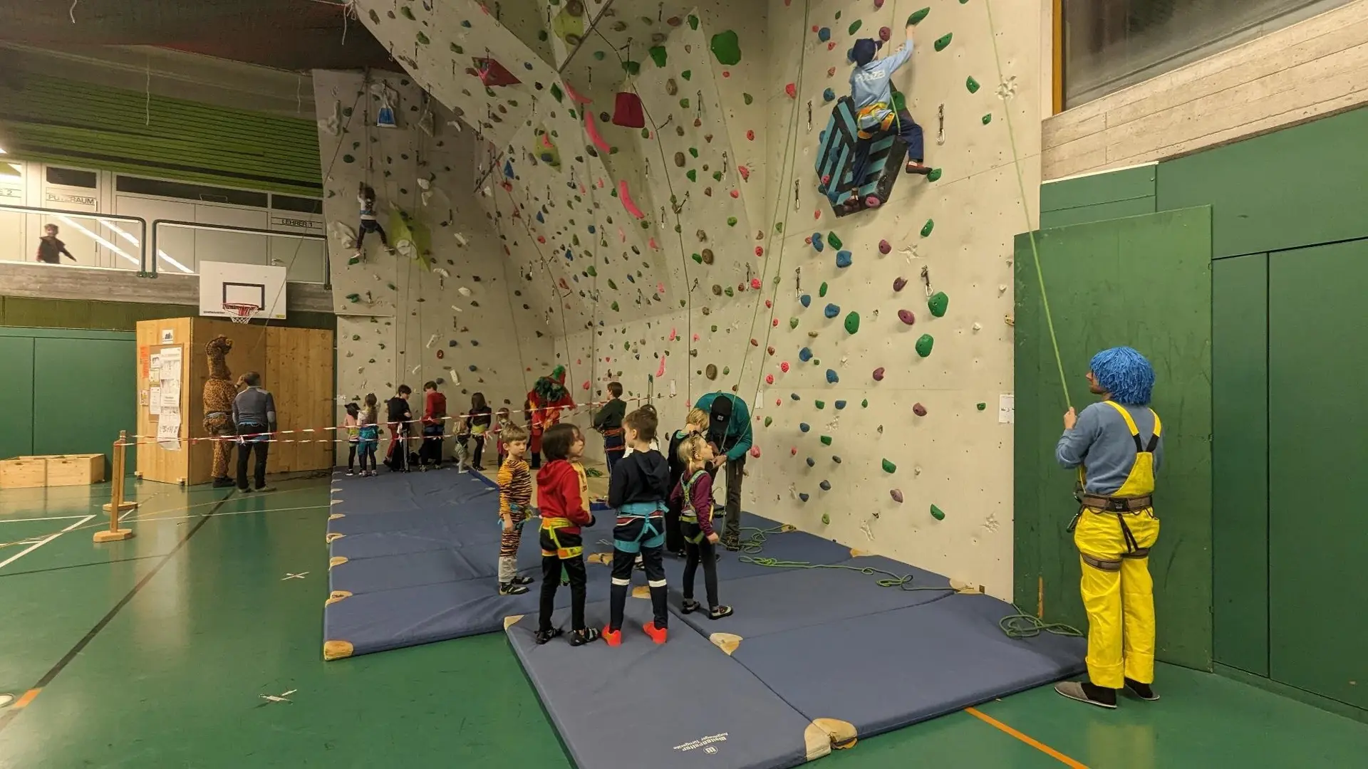 Die Familiengruppe verkleidet beim Kinderfasching in der Kletterhalle | © DAV Pfronten