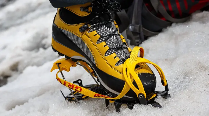Ein Schuh mit Steigeisen auf einem Eisfeld | © DAV/Marco Kost